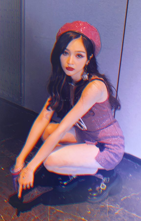 潮流酷girl复古甜心，吴宣仪戴贝雷帽穿超短裙大秀细腿(3/8)