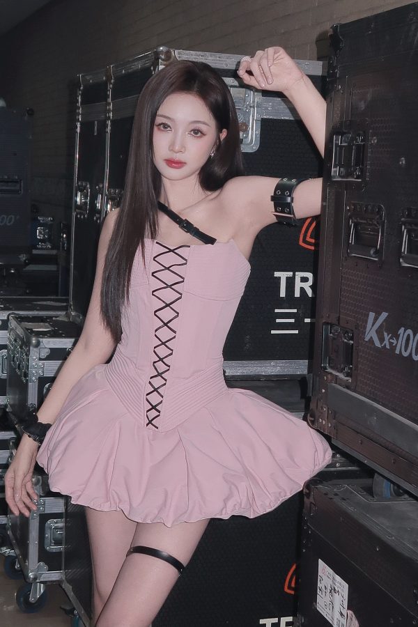 长腿美女吴宣仪在台上大秀纤细玉腿清纯撩人(9/10)