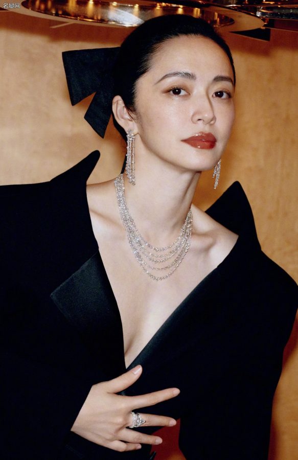 姚晨美腿穿黑色丝袜配高跟鞋登上《T锦绣》七月刊封面(6/6)