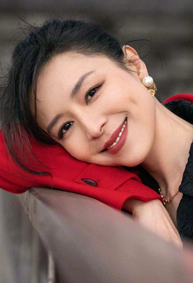 Zhang Jingchu is elegant and charming in a black dress and pointed high heels(4/5)