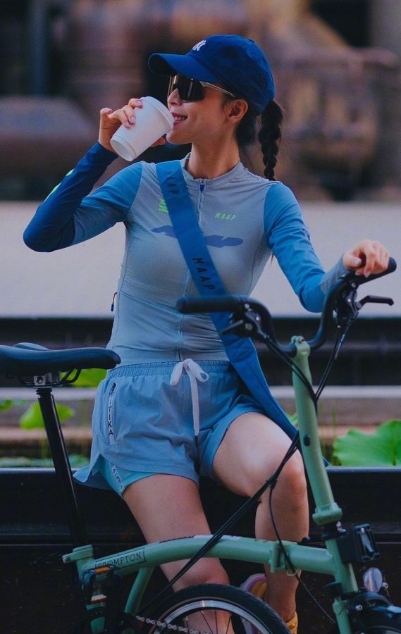 张静初骑自行车练就迷人大白腿(6/8)