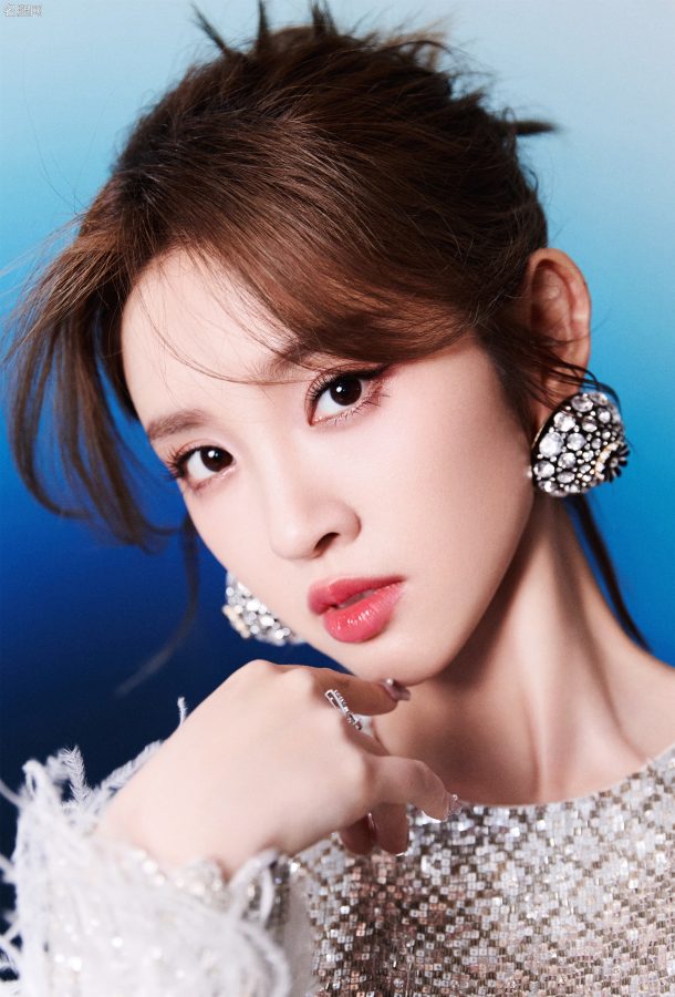 女明星唐艺昕穿一条银色亮片短裙秀出纤白的美腿(11/12)