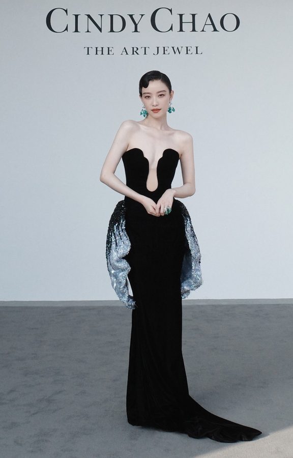 气质御姐倪妮上线！深V礼服展现迷人风采，优雅颈肩曲线令人惊艳(14/17)