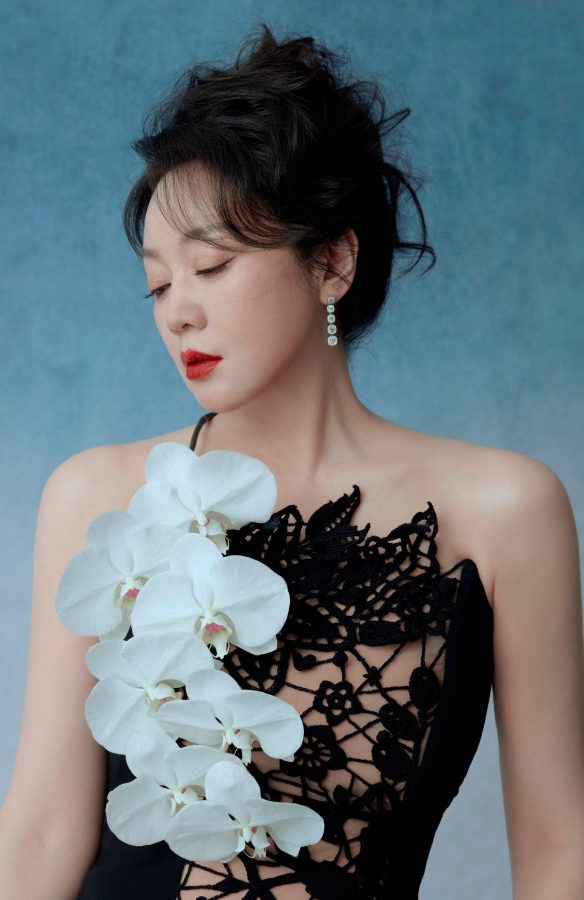 成熟女星闫妮穿镂空装饰礼服温柔大气，出席第二十届中国长春电影节(5/8)