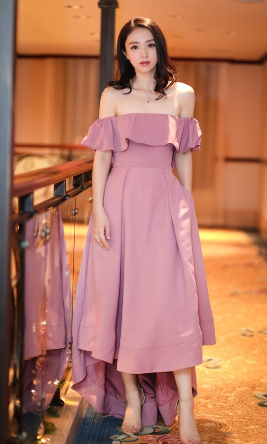董璇一袭粉色露肩纱裙温柔甜美，脚下的Stuart Weitzman水晶高跟鞋更添性感。(2/4)