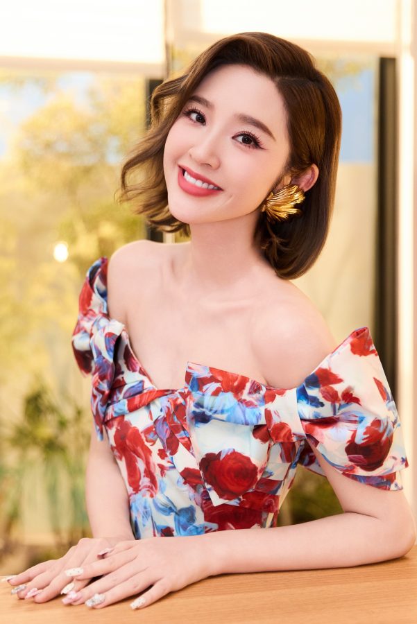 唐艺昕穿花朵连衣裙踩红色细高跟录制《半熟恋人》(6/6)