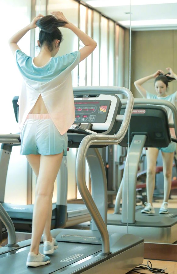 Dong Xuan shows off her fair and straight legs while exercising on the treadmill(3/4)