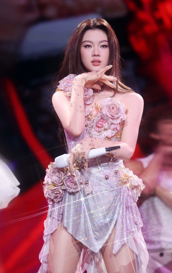 绝美小姐姐单依纯身穿粉紫色花朵礼服搭配肉色丝袜闪耀演唱会舞台(31/82)