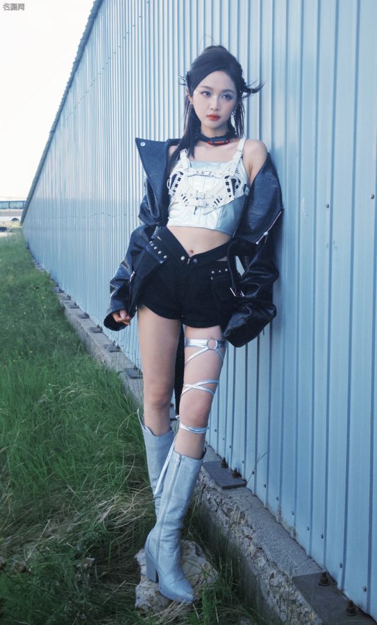 长腿小姐姐吴宣仪酷飒上线，这套穿搭简直slay全场(5/13)