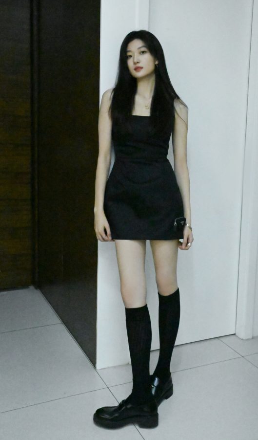孙千穿黑裙搭配黑色筒袜，美腿纤细修长(6/7)