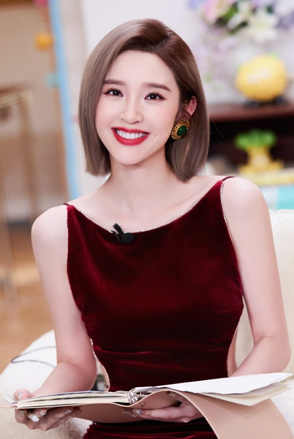 唐艺昕穿红色丝绒露背裙踩细跟凉鞋录制综艺《半熟恋人》(5/9)