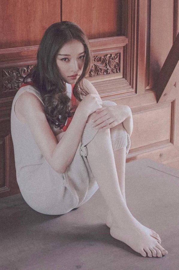 美女明星倪妮赤足盘坐尽显随性慵懒，纯净眼神楚楚动人(1/7)