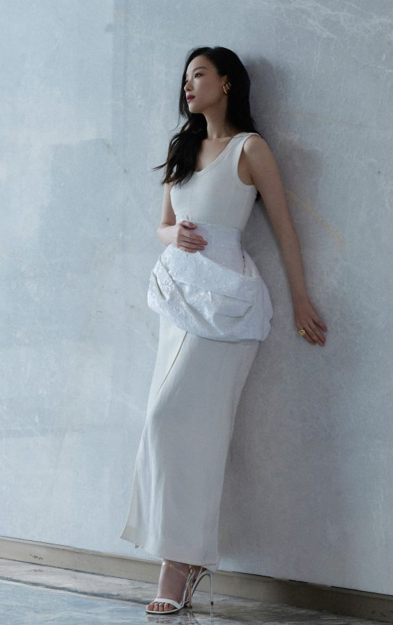 白裙女神倪妮气质绝尘，曼妙身姿尽显高级美感(2/7)