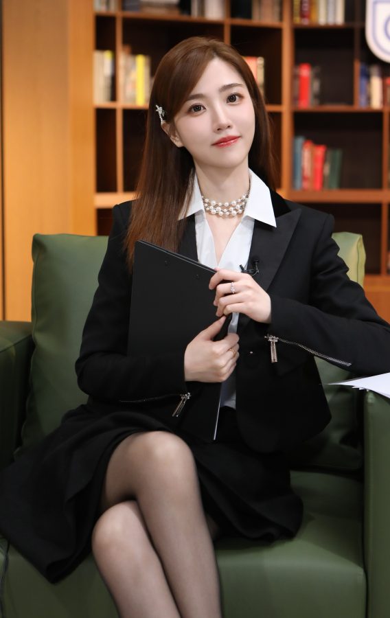 张纯烨细腿穿黑丝主持《令人心动的offer》(1/9)