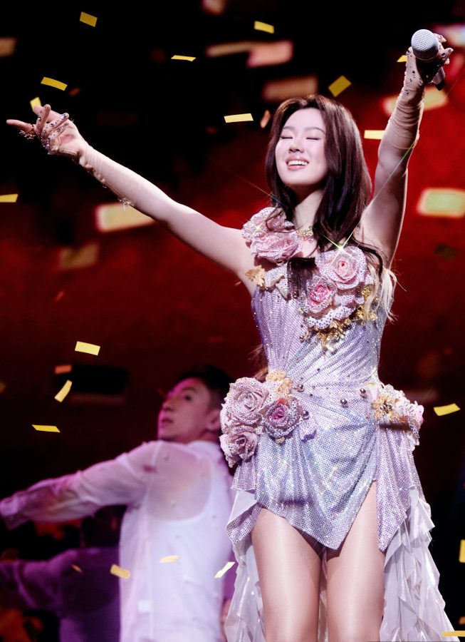 绝美小姐姐单依纯身穿粉紫色花朵礼服搭配肉色丝袜闪耀演唱会舞台(56/82)