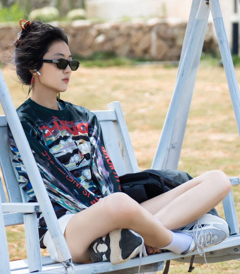 "Fifty Kilometers Peach Blossom Village" Sun Qian wears white hot pants to show off her long white legs(4/6)