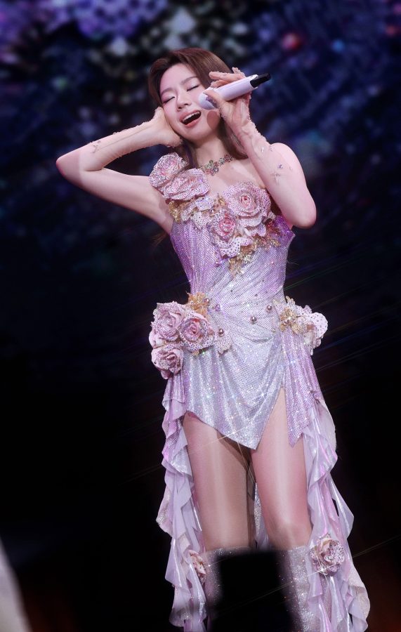 绝美小姐姐单依纯身穿粉紫色花朵礼服搭配肉色丝袜闪耀演唱会舞台(33/82)
