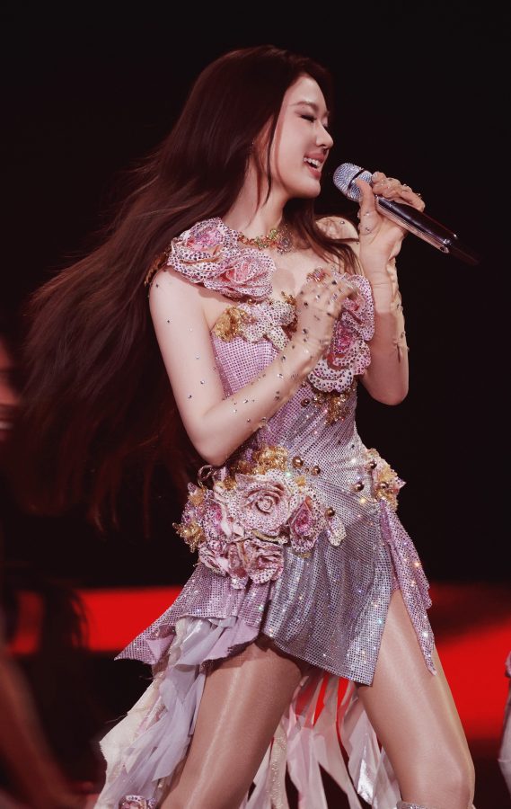 绝美小姐姐单依纯身穿粉紫色花朵礼服搭配肉色丝袜闪耀演唱会舞台(64/82)