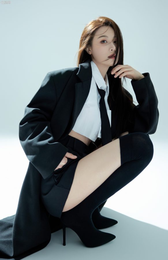 女明星隆妮大长腿穿细跟长靴酷飒有型(2/7)