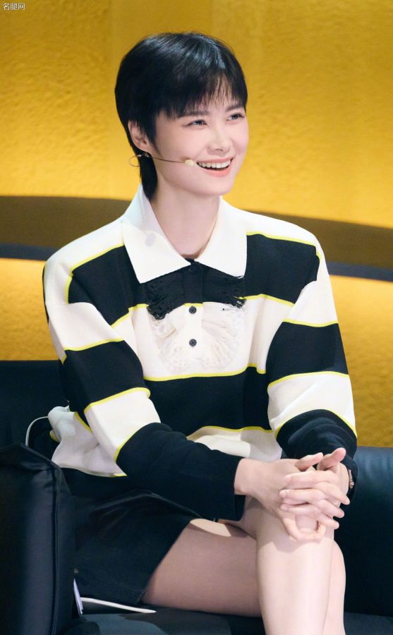 李宇春录制《脱口秀和Ta的朋友们》大方露白长腿(4/10)