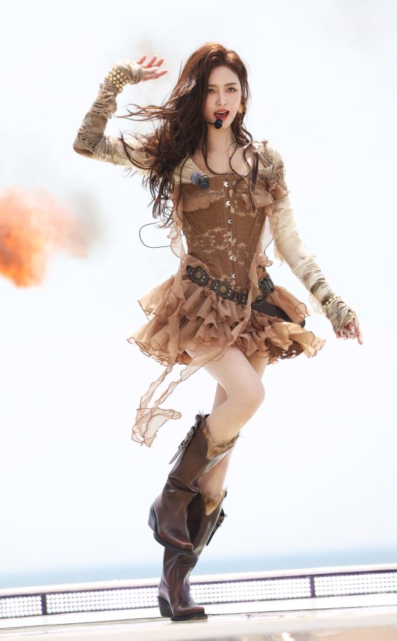Sweet gypsy girl Wu Xuanyi wears a brown short skirt to show off her beautiful legs, and high boots add wild charm(5/9)