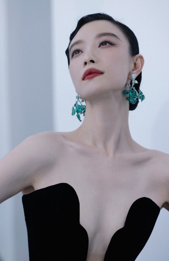 气质御姐倪妮上线！深V礼服展现迷人风采，优雅颈肩曲线令人惊艳(1/17)