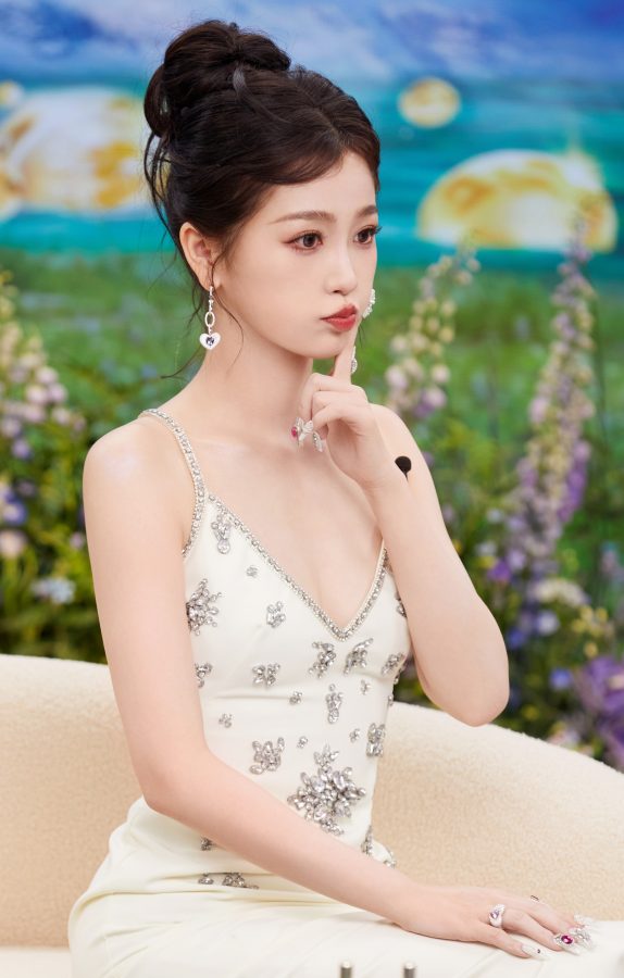 虞书欣穿上吊带低胸裙在直播间带货(11/11)