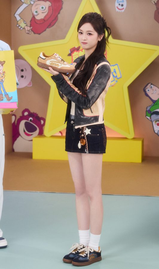 吴宣仪现身玩具总动员现场穿迷你短裙大秀纤长少女腿(1/6)