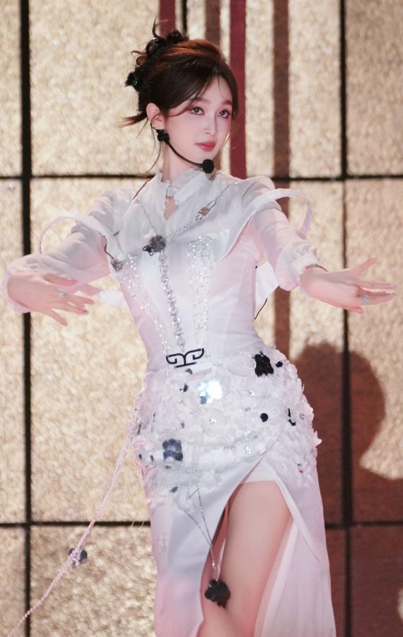 《乘风2025》吴宣仪穿开衩裙表演(3/4)