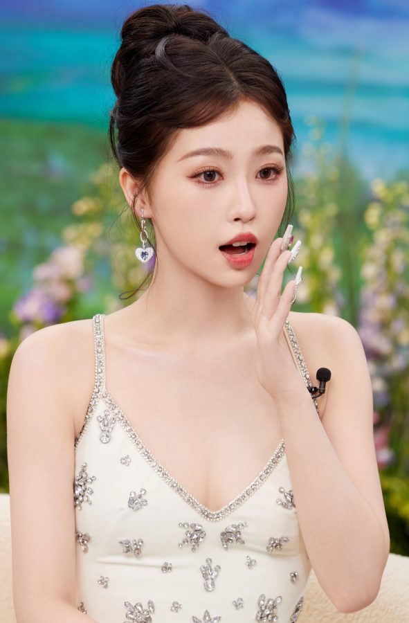 虞书欣穿上吊带低胸裙在直播间带货(10/11)