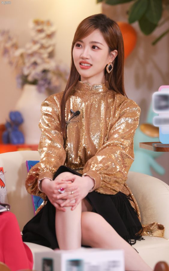 张纯烨从闪亮高跟鞋到精致玉足，再到修长美腿，每一个细节都无可挑剔(4/6)