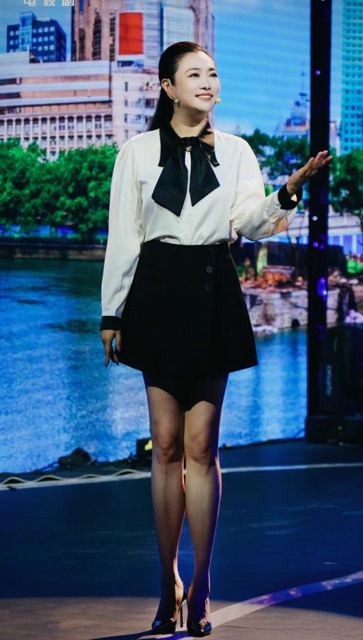 女主持人王曦梁修长美腿踩尖头高跟吸引观众(1/4)