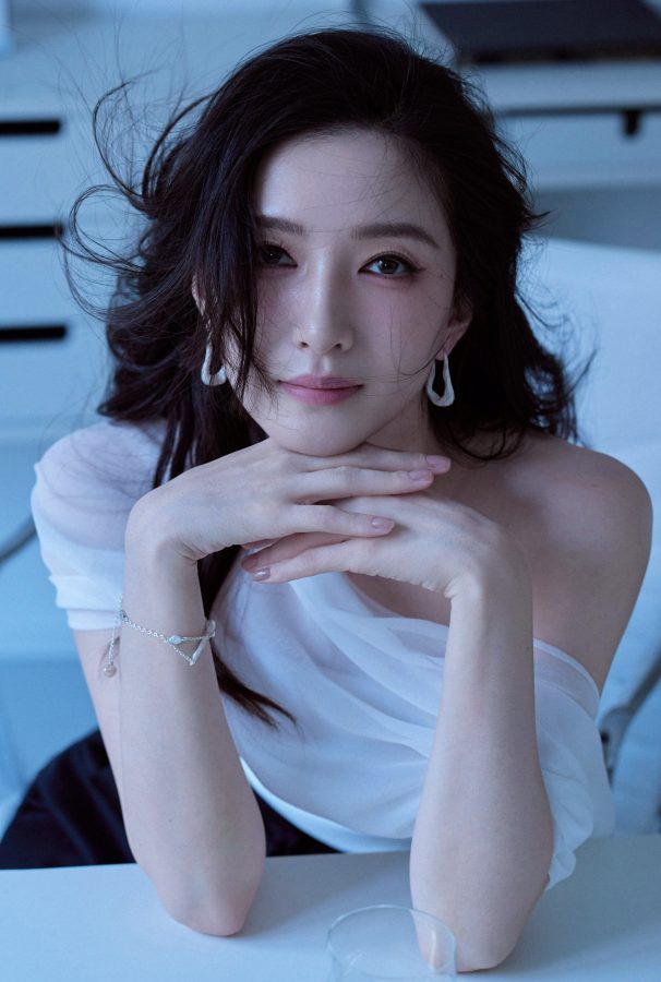 江疏影不穿鞋大秀纤瘦白皙的美脚(8/12)