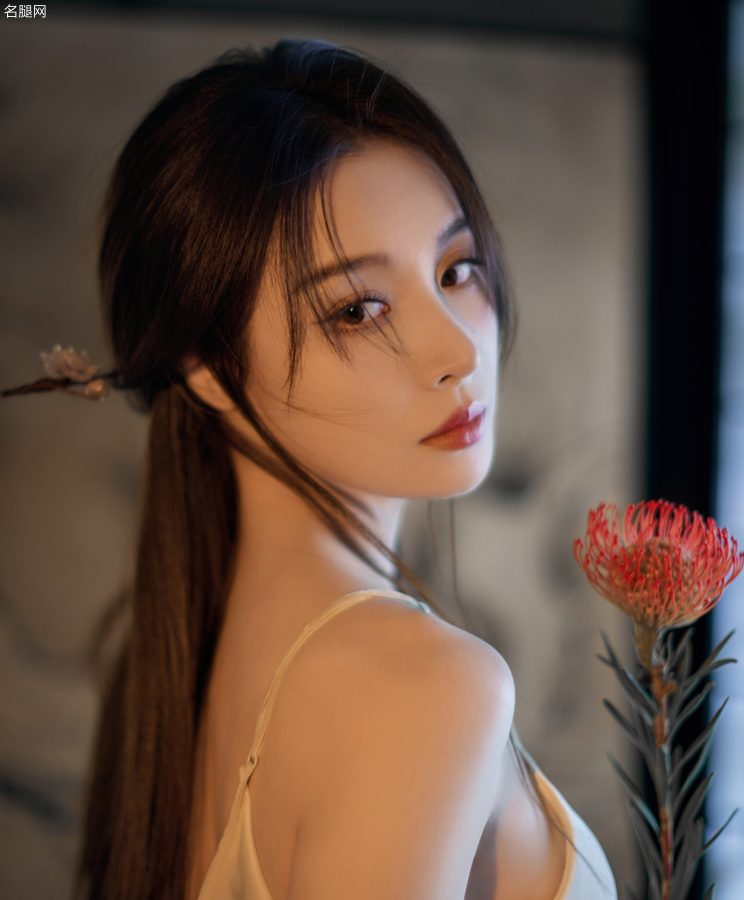 隆妮穿吊带低胸白裙大秀完美身材(5/9)