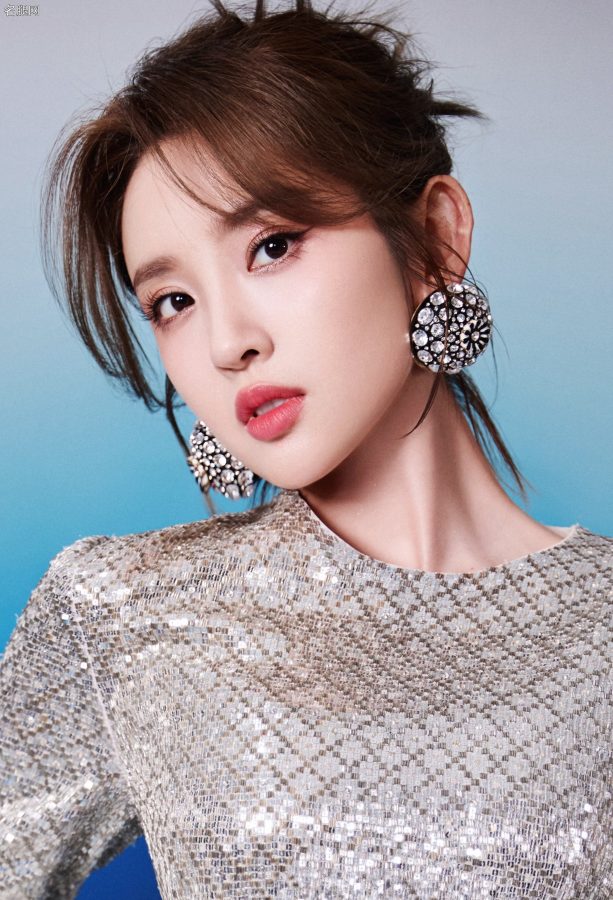 女明星唐艺昕穿一条银色亮片短裙秀出纤白的美腿(12/12)