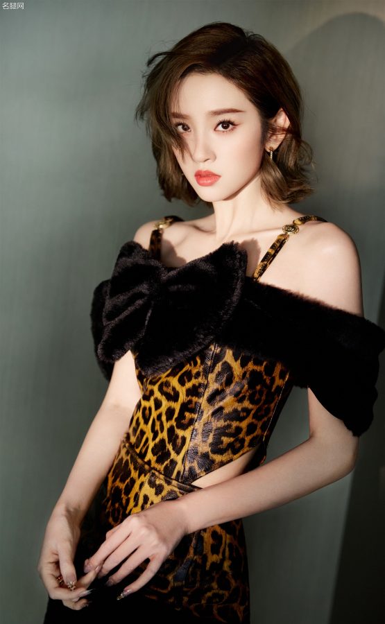 唐艺昕这次是蝴蝶结加豹纹组合，甜美和野性交织。长腿纤细动人。(7/13)