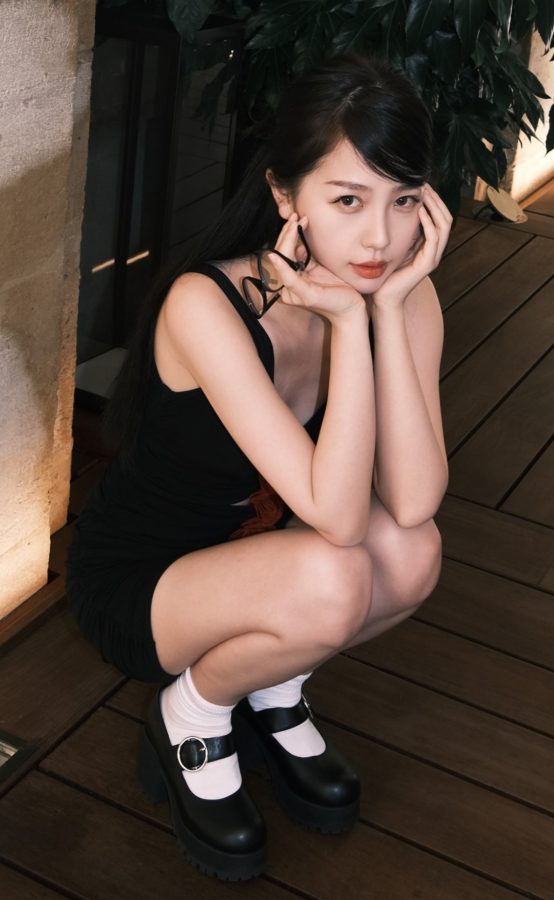 黑裙小玫瑰虞书欣的白皙长腿和纤细玉足搭配小皮鞋，俏皮中带着甜美(3/9)