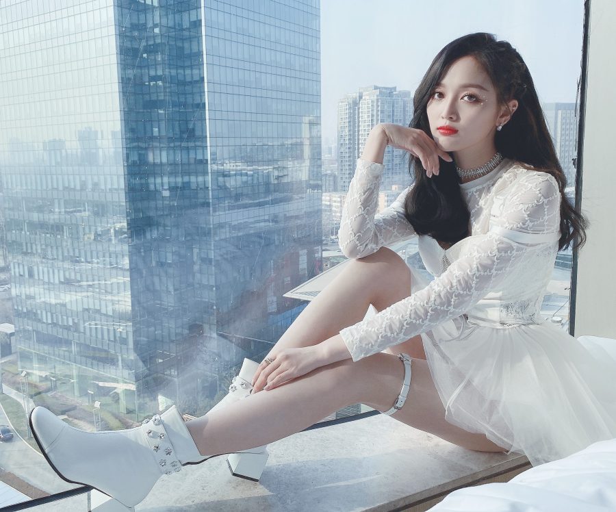 吴宣仪白色蕾丝裙大秀修长美腿，清纯与性感并存！(1/3)