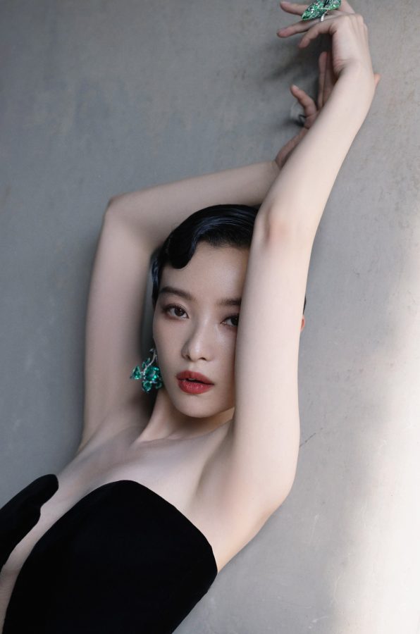 气质御姐倪妮上线！深V礼服展现迷人风采，优雅颈肩曲线令人惊艳(4/17)