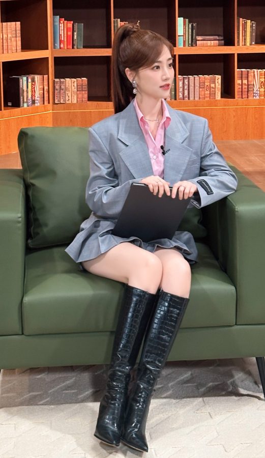 张纯烨学院风穿搭灰色百褶裙大秀笔直白腿，甜美气质溢出屏幕(3/7)
