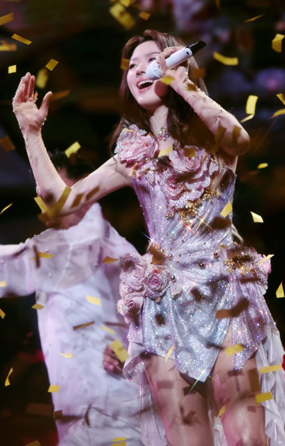 绝美小姐姐单依纯身穿粉紫色花朵礼服搭配肉色丝袜闪耀演唱会舞台(55/82)