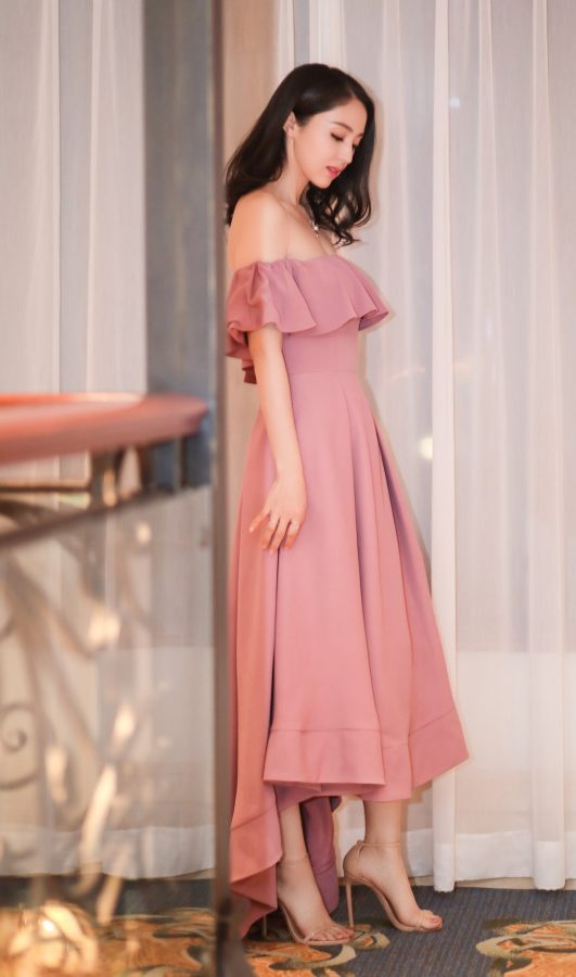 董璇一袭粉色露肩纱裙温柔甜美，脚下的Stuart Weitzman水晶高跟鞋更添性感。(1/4)