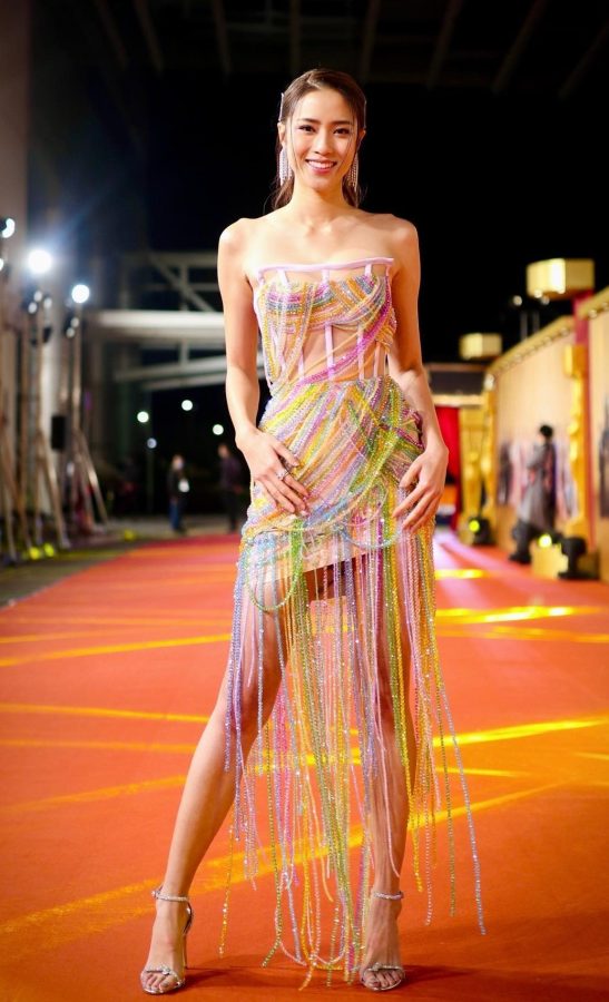 绝美小姐姐刘颖镟一袭彩虹流苏裙，高开衩设计大秀修长美腿(4/6)