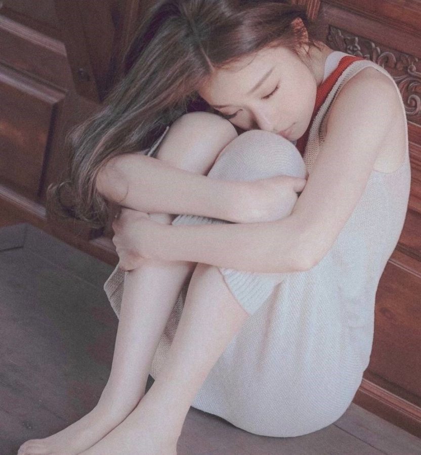 美女明星倪妮赤足盘坐尽显随性慵懒，纯净眼神楚楚动人(7/7)