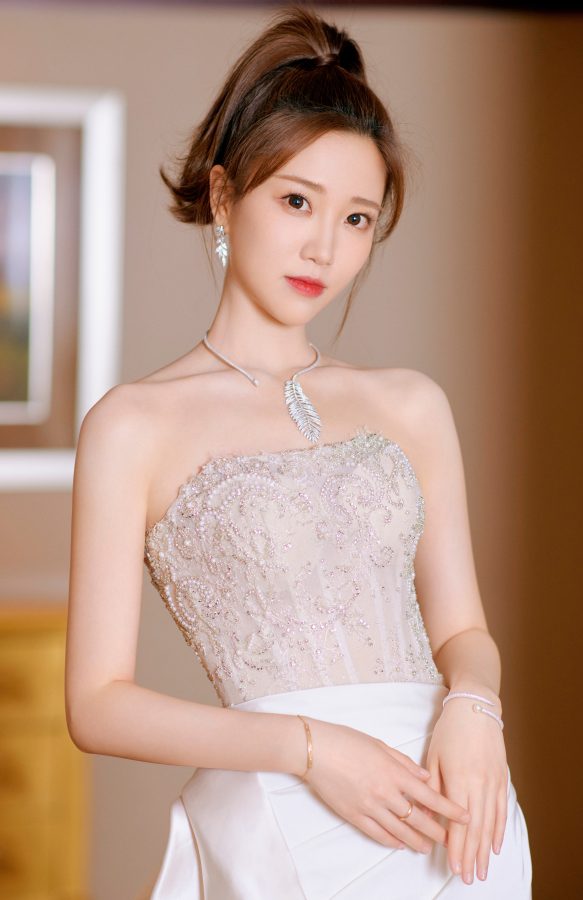 Zhang Chunye's slit skirt and silver high heels set off her jade feet, making it impossible to look away(6/7)