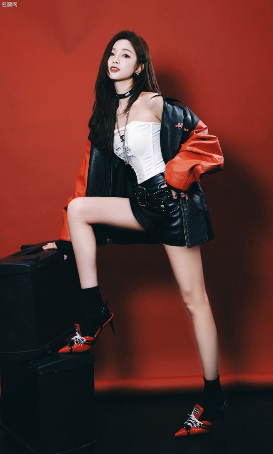 吴宣仪演绎甜酷风，皮衣半脱尽显风情，一双美腿和高跟鞋太吸睛！(5/9)