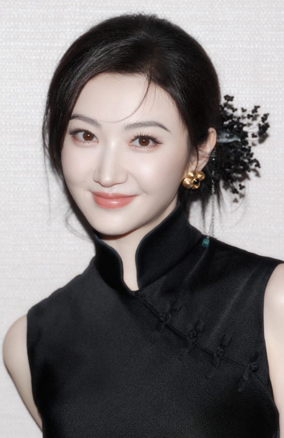 Jing Tian wore an elegant cheongsam and stepped on a single-strap high-heeled sandals, showing her graceful figure and oriental beauty(10/10)