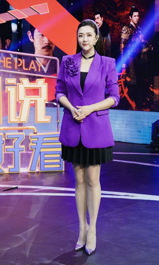 女主持人王曦梁细长腿穿油亮肉丝袜踩尖头细高跟(2/8)