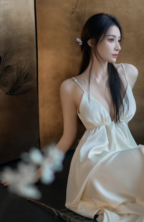 隆妮穿吊带低胸白裙大秀完美身材(2/9)