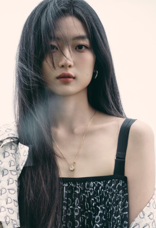 孙千吊带裙搭长衫，玉脚穿高跟凉鞋现身(6/11)